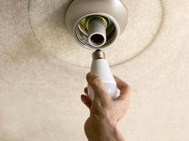 そのLED電球、風呂場で使える？　実は「専用ランプ」が必要...通常品では「比較的短期間で壊れる可能性」
