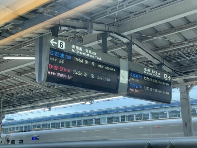 日差し対策で荷物置いて「場所取り」一般化？　JR小田原駅ホームで珍風景、鉄道会社の見解は