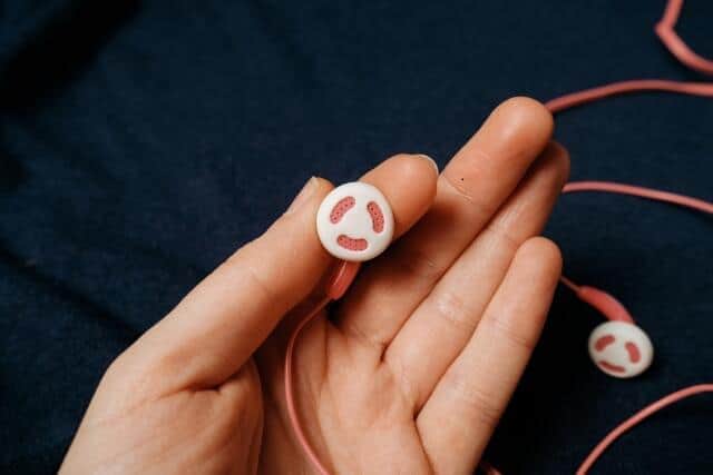 「片耳イヤホン」で音楽→乗り物酔い対策に？　体験談話題、医師は「暗示」の可能性指摘