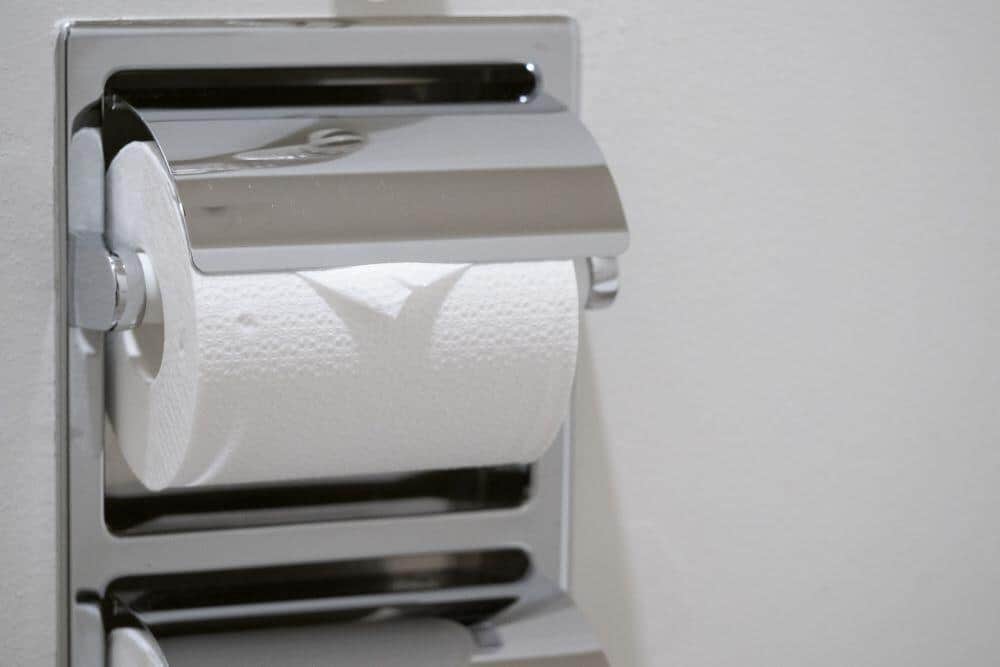 駅トイレのホルダーで「感電」？謎ケーブルに憶測も　施設側は原因わからず苦慮