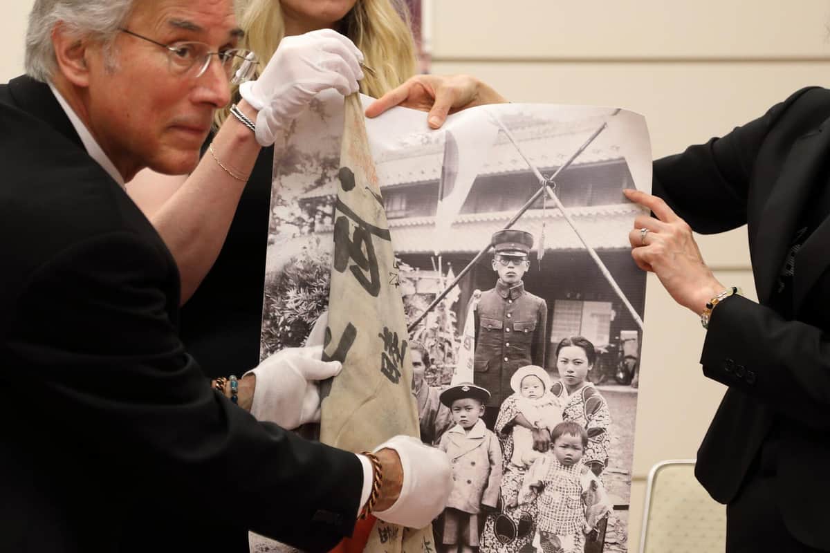 日章旗の実物と写真の中に写っている日章旗の模様が同じことが分かる。「睦」と「武運長久」の「武」の字の一部が確認できる