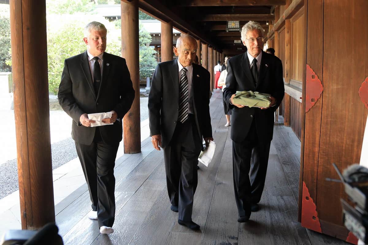 靖国神社の本殿で参拝を終えた遺族と博物館関係者