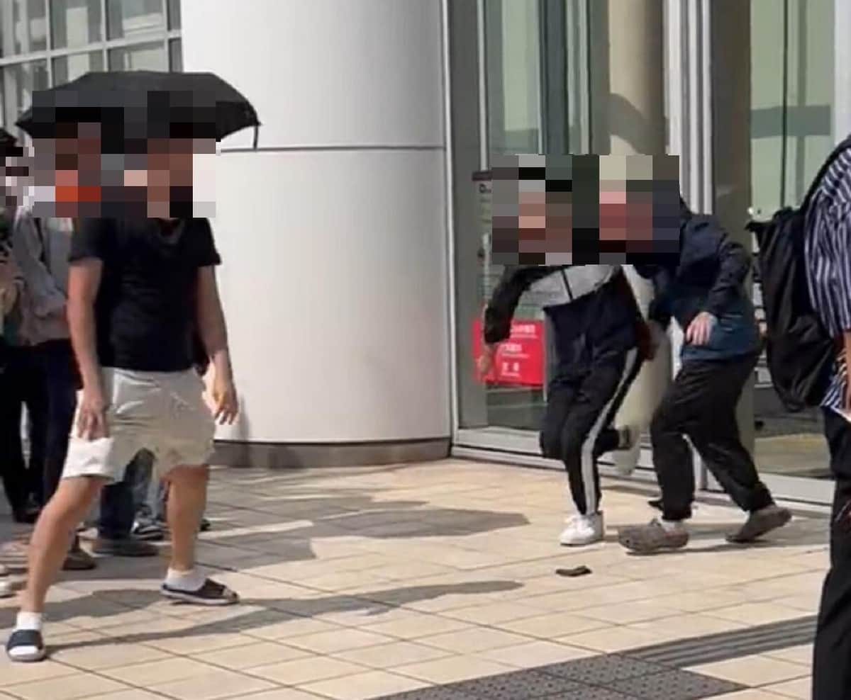 「俺どつかれた」ポケモンカード350人行列で「大乱闘」　シャツ破れ、警察も出動...結局どうなった