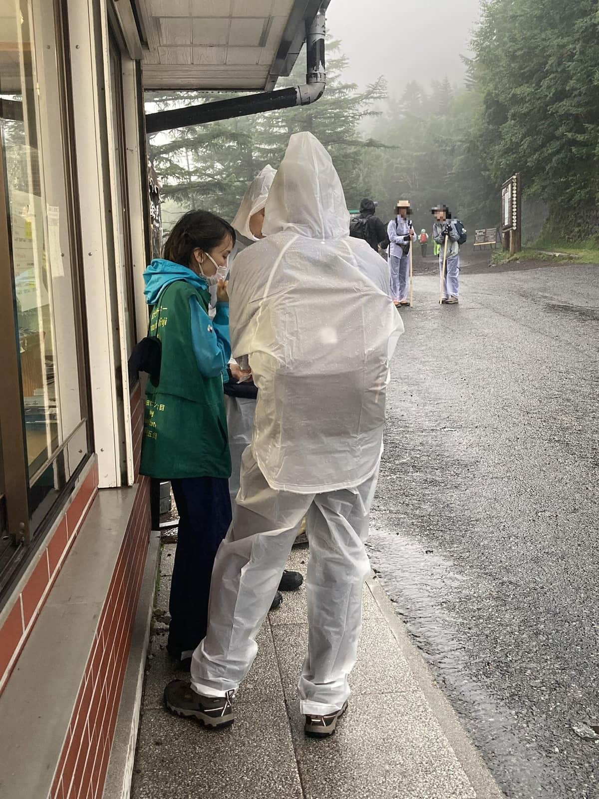 富士山でビニール合羽「絶対NGです！」　汗かけば体冷え、さらに...環境省に聞いた本当の恐ろしさ
