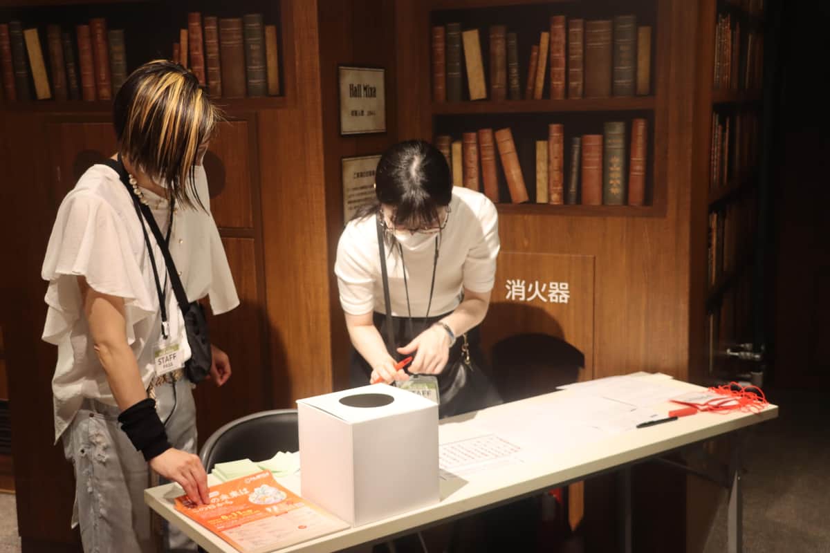 受付の様子。約100人が来場