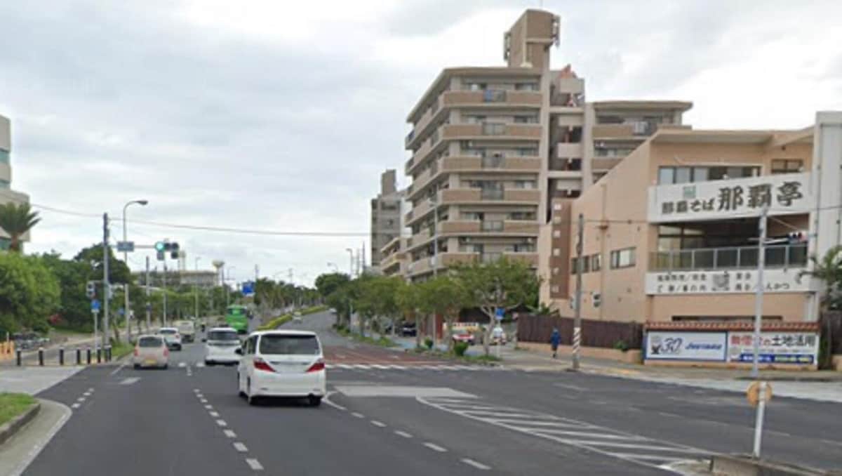 悪ふざけ？クルマの屋根に2人乗りで街中走行　後続車はあ然...沖縄県警が捜査