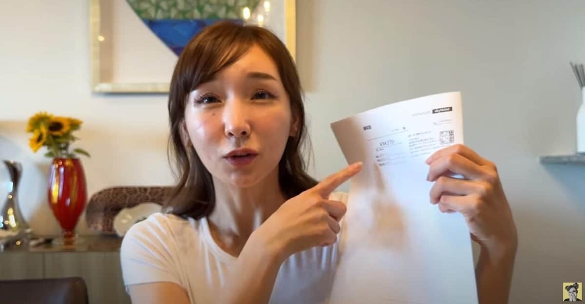飛行機の領収証を見せる加護亜依さん（本人のYouTube動画より）