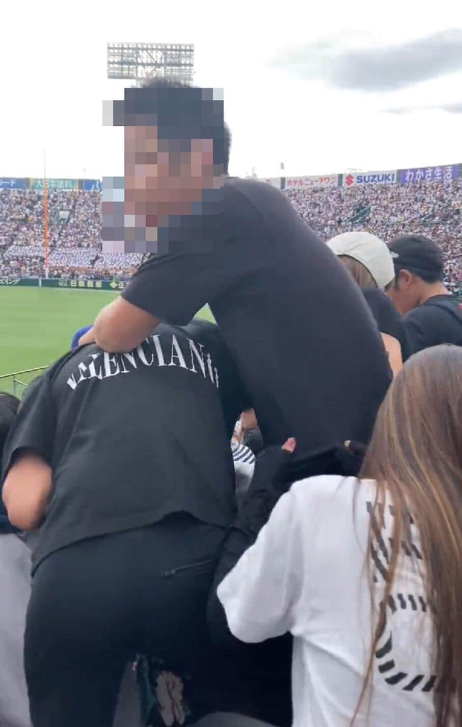 甲子園で酒を飲んで暴れた男性（ヤンハイ君＠tsunukistさん投稿の動画から）