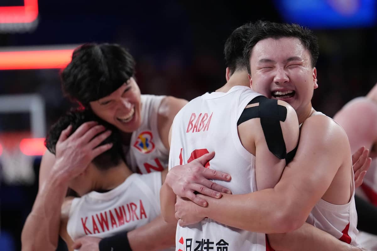 フィンランド戦の勝利に歓喜する日本代表（写真：新華社/アフロ）