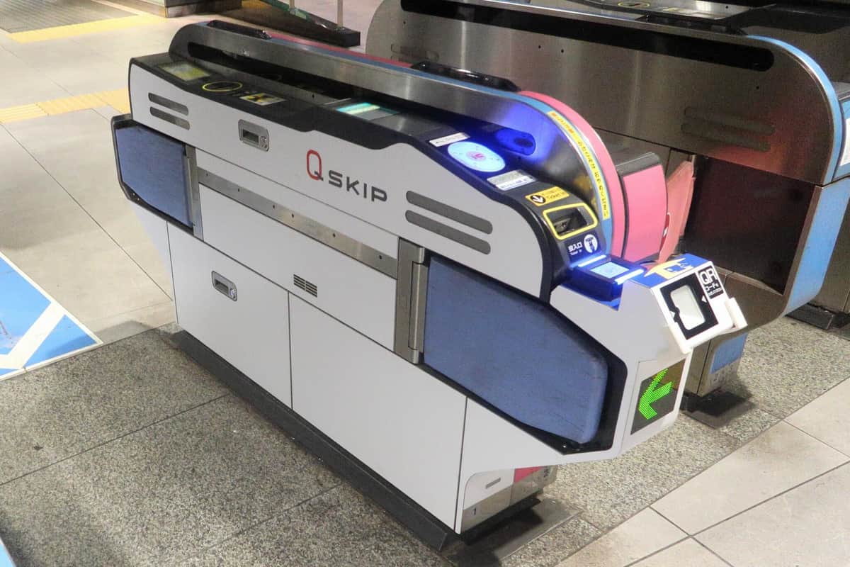 新型自動改札機は白く塗装されている
