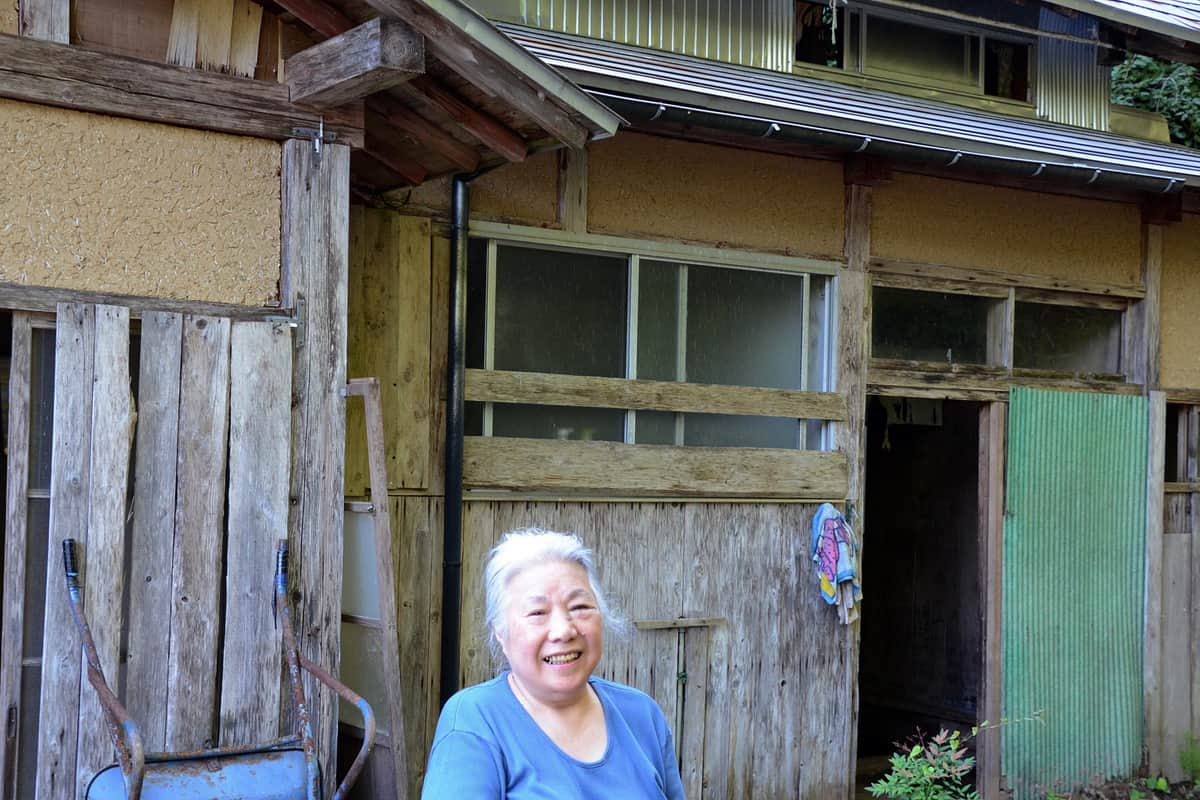 自宅前を埋め尽くした土砂が片付き、笑顔を見せた齊藤由紀子さん