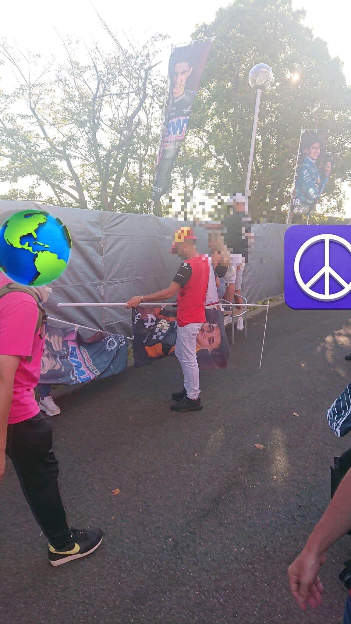 無断でのぼりを持ち帰る人（編集部でモザイク処理）/菫さん提供（@sumire1901）