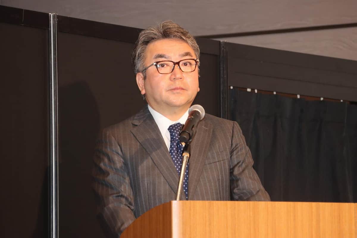 司会を務めた元NHKアナウンサーの松本和也氏。記者に反論する場面も多かった