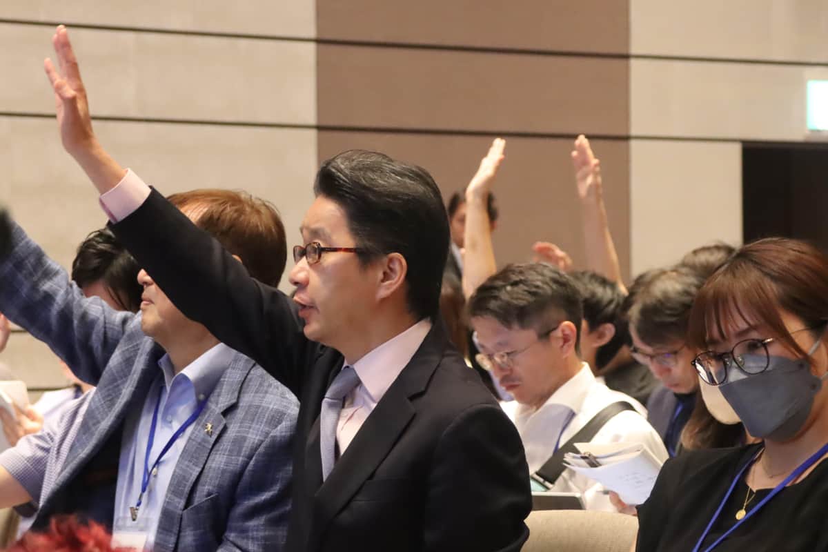 記者の振る舞いにも注目が集まった