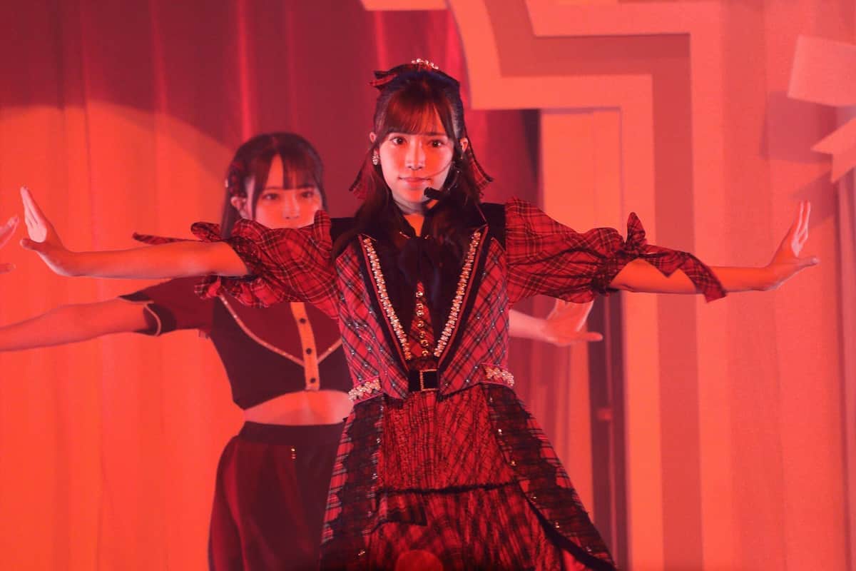 初センター曲「３-２」（さんひくに）を披露するHKT48の運上弘菜さん。コロナ禍が本格化した頃の発売だった