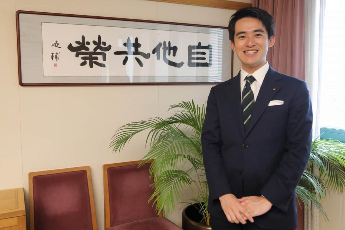 議員・役人の経験「むしろなくて良かった」　最年少26歳の髙島崚輔・芦屋市長、就任半年で思う「知らないからこそ」の強み