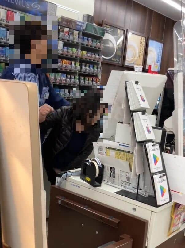 レジ内に侵入した女性（てとら＠tetoteto3939さん投稿の動画から）