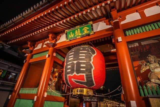 インバウンドに行楽シーズンでホテルとれない　東京と大阪は簡易宿泊所が満室、料金はコロナ前の3倍も