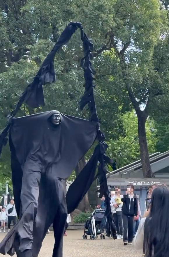 巨大「化け物」が公園を闊歩...「怖すぎ」「子ども泣きそう」ネット戦慄　一体何者？本人に聞いた