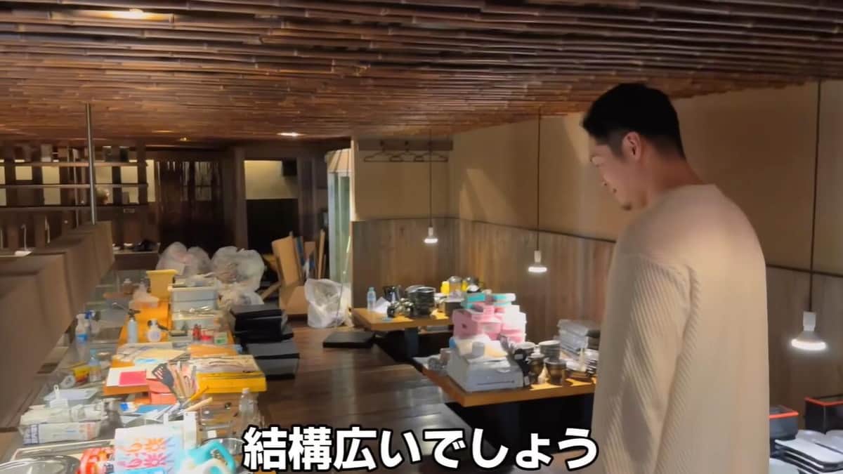 開店に向け準備中の焼肉店内。飯田将成さんのYouTubeチャンネルより