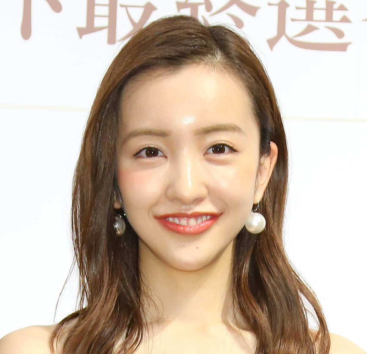 「マ、ママに見えない」「JKいけます」　板野友美32歳のミニスカ制服に絶賛続出「むしろ進化！」