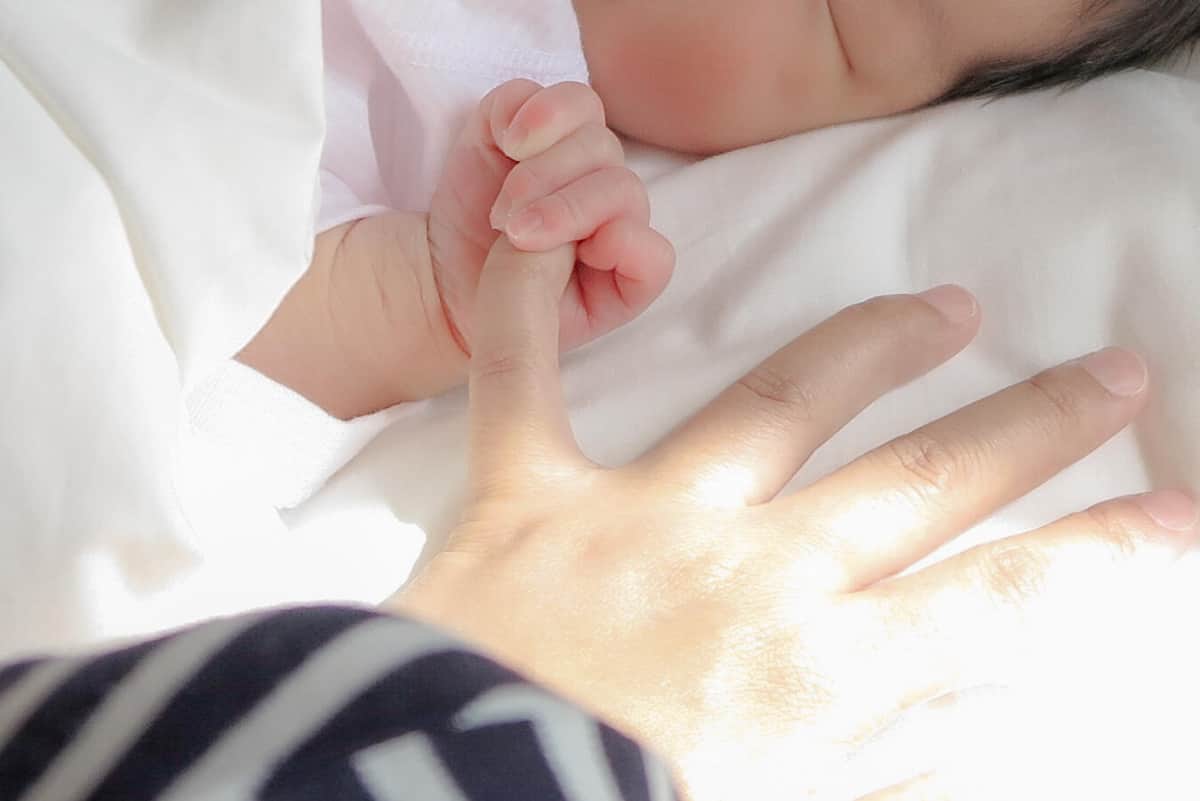 電車で泣く赤ちゃんへの「ブチギレ」騒動、子育てのしづらさ浮き彫りに　「不寛容な社会」に挑む3社の取り組み