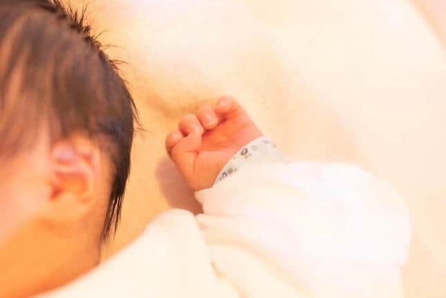 電車で泣く赤ちゃんへのブチギレ騒動、背景に「子育て罰」の呪縛　解決のヒント、識者と探る