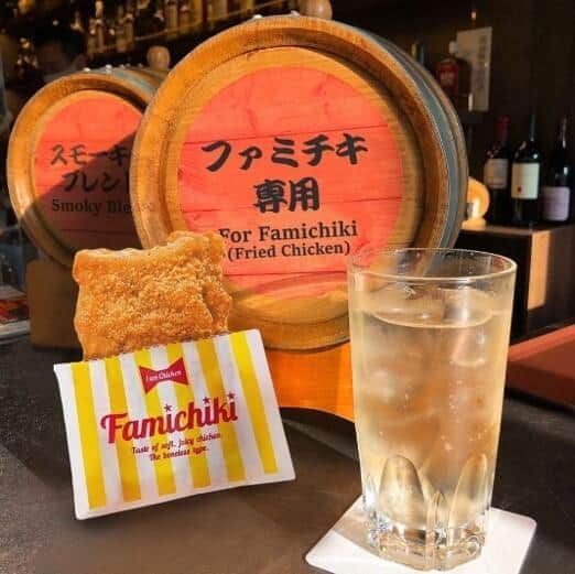 「ファミチキ」つまみに1杯、ローソンには本屋さん　コンビニに間借りするユニークビジネス