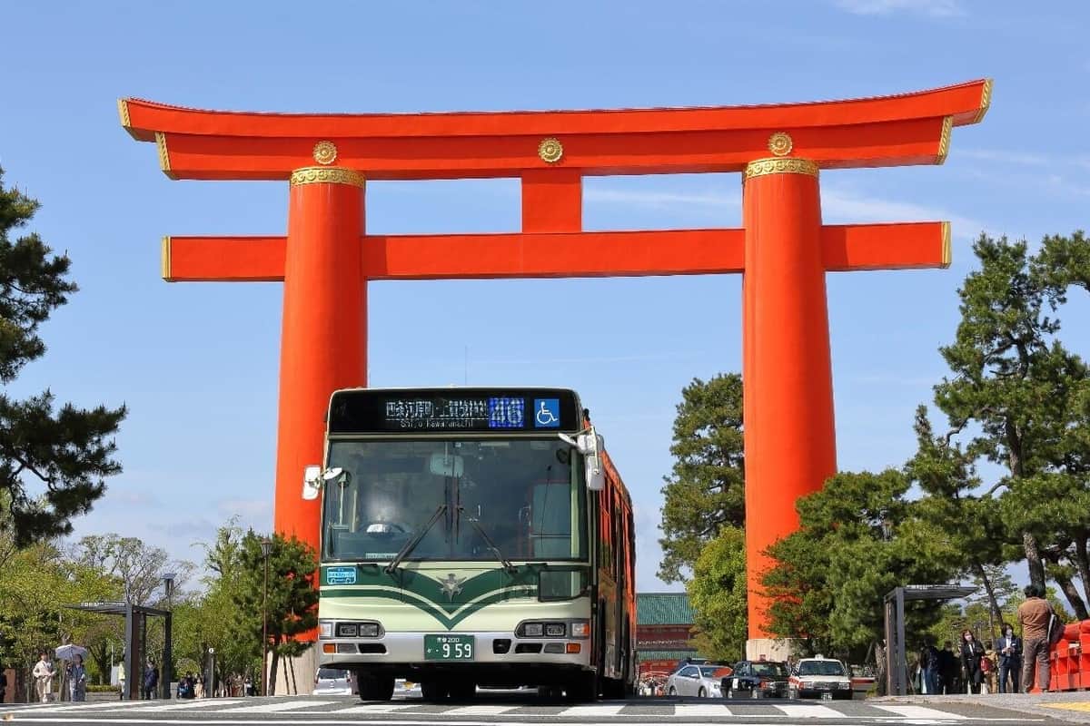 京都市バス（写真は、京都市交通局提供）