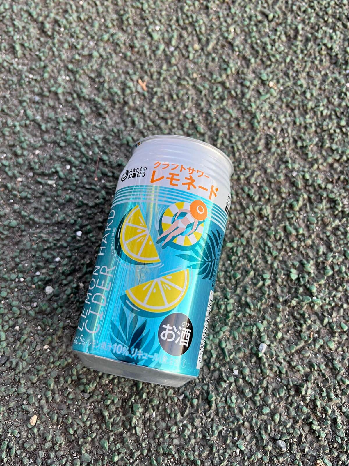 トラックから空き缶460本ポロポロ...謎の光景にネット困惑　関係企業謝罪「大事故につながりかねない」一体何が？