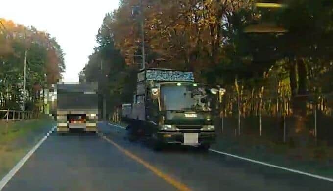 写真向かって右、対向車線を走るのが問題のトラック。編集部で一部加工、写真提供：Xユーザー・lynmock（＠lynmock）さん