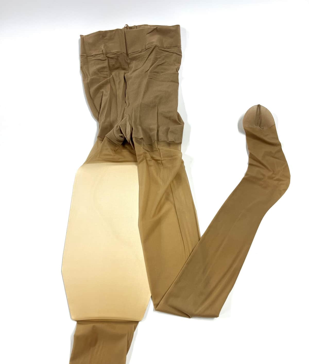 ストッキングに入っている台紙は何のため？　「伝線しない取り出し方」をメーカーが伝授