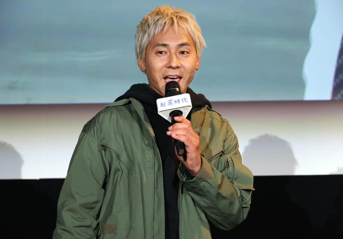 ヒロシ、「hide風」派手髪で「ROCKET DIVE」演奏　「バンドマンにしか見えない」姿に「かっこよすぎ」の声