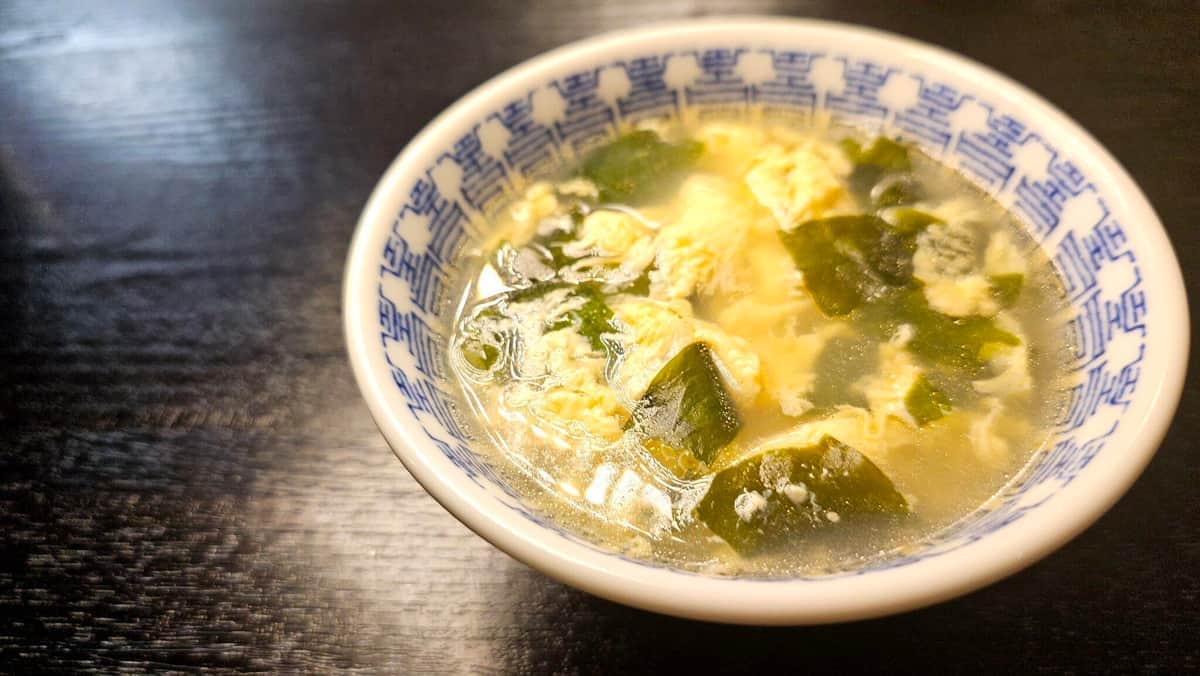 リュウジさんがXに投稿した「味の素むしろ体に良いよスープ」の写真。塩の使用を最小限にして、味の素でうま味を追加した