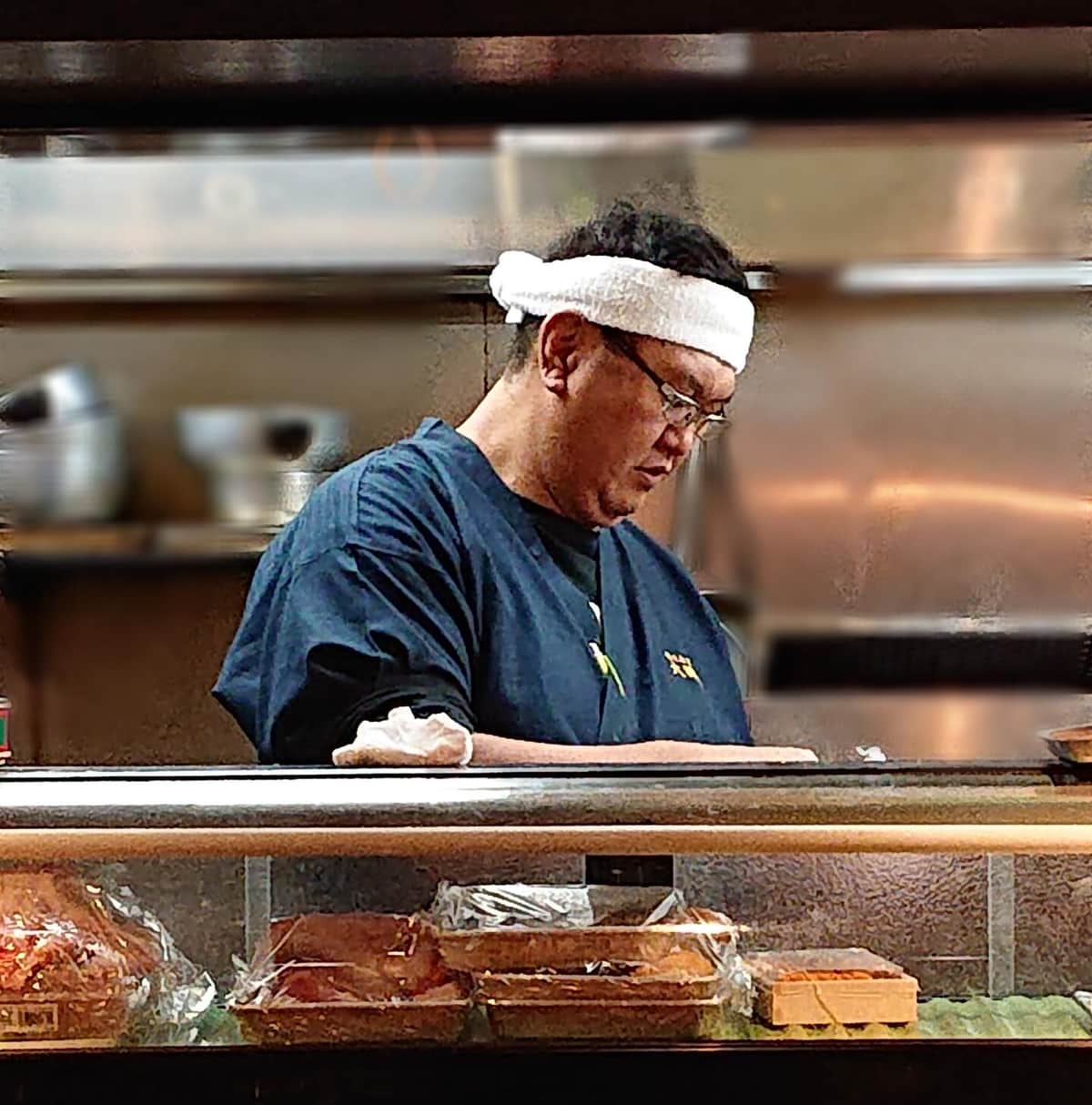 厨房でネタを仕込む平井氏