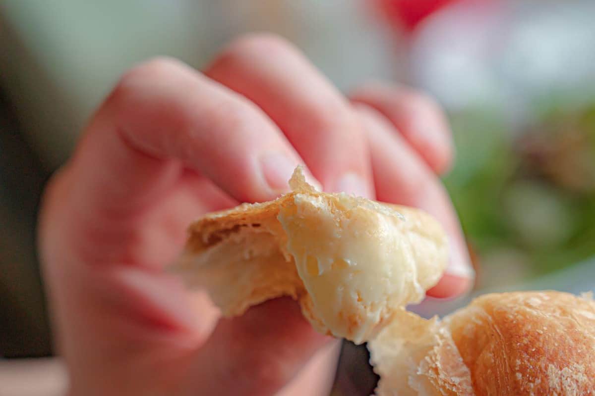 子供の朝食「菓子パン1個だけ」ってアリ？　4000票アンケートで肯定多数も...7割超「罪悪感ある」