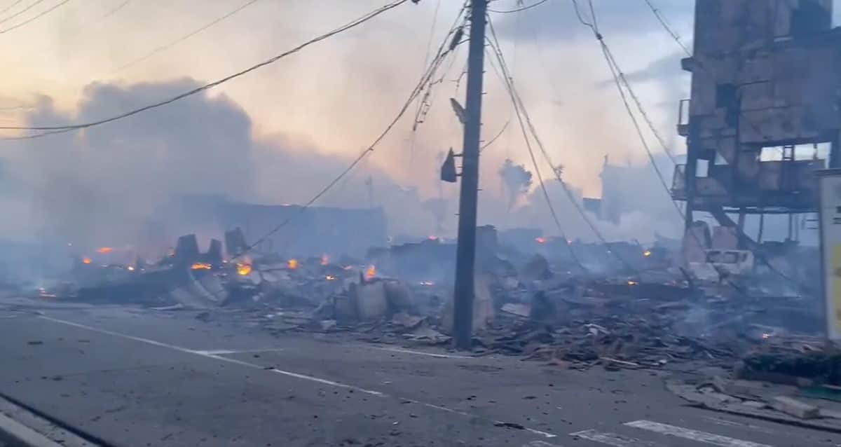 所々で火がくすぶる輪島朝市通り（チャンス＠pyongkichi1212さん投稿の動画から）