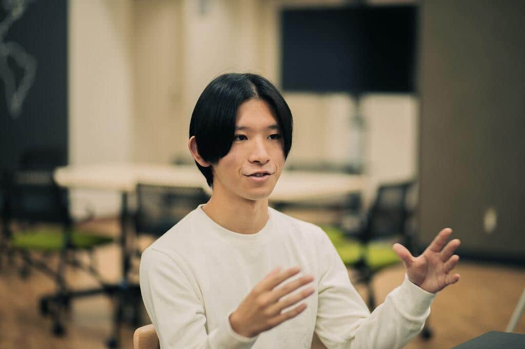 藤本康平さん。「叡啓大学では授業や試験でプレゼンをする機会が多いので、自然とプレゼン力が磨かれます。社会に出た時も役立つはず」