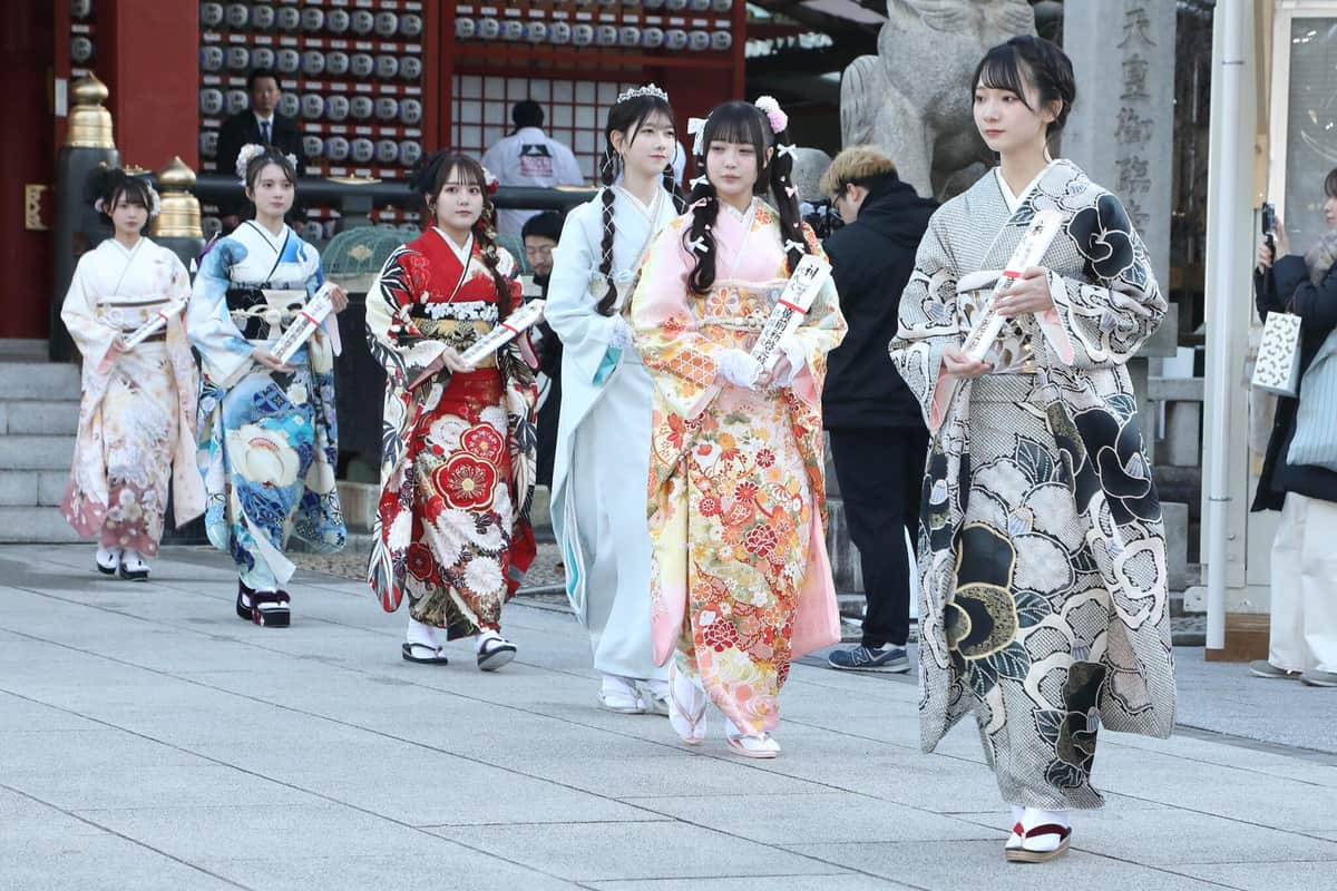 ご祈祷後、写真撮影のために移動するメンバー6人