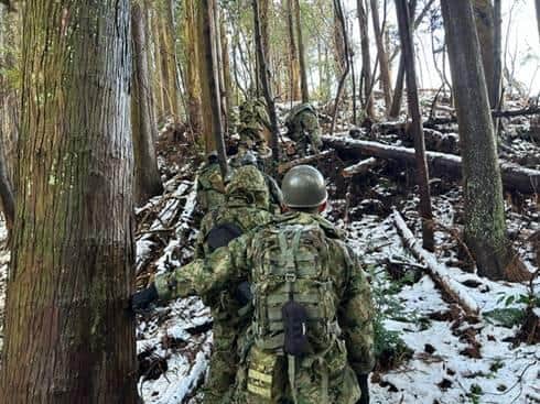 陸上自衛隊中部方面隊のXアカウント（@JGSDF_MA_pr）でも、支援物資を徒歩で運ぶ様子が掲載されている