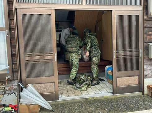 陸上自衛隊中部方面隊のXアカウント（@JGSDF_MA_pr）でも、支援物資を徒歩で運ぶ様子が掲載されている