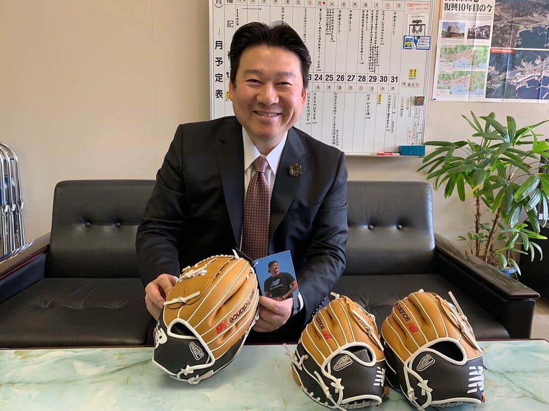 グローブを手に笑顔を見せる別府市の長野恭紘市長(写真は長野氏のフェイスブックから）