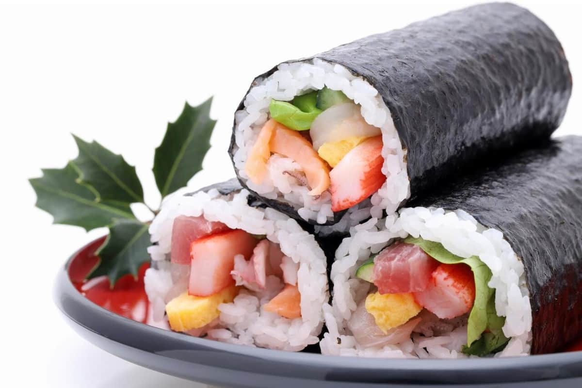 今年の恵方巻は「お買い得感」たっぷり！　ゴージャスな「海鮮恵方巻」より安く、しかし「食品ロス」は...