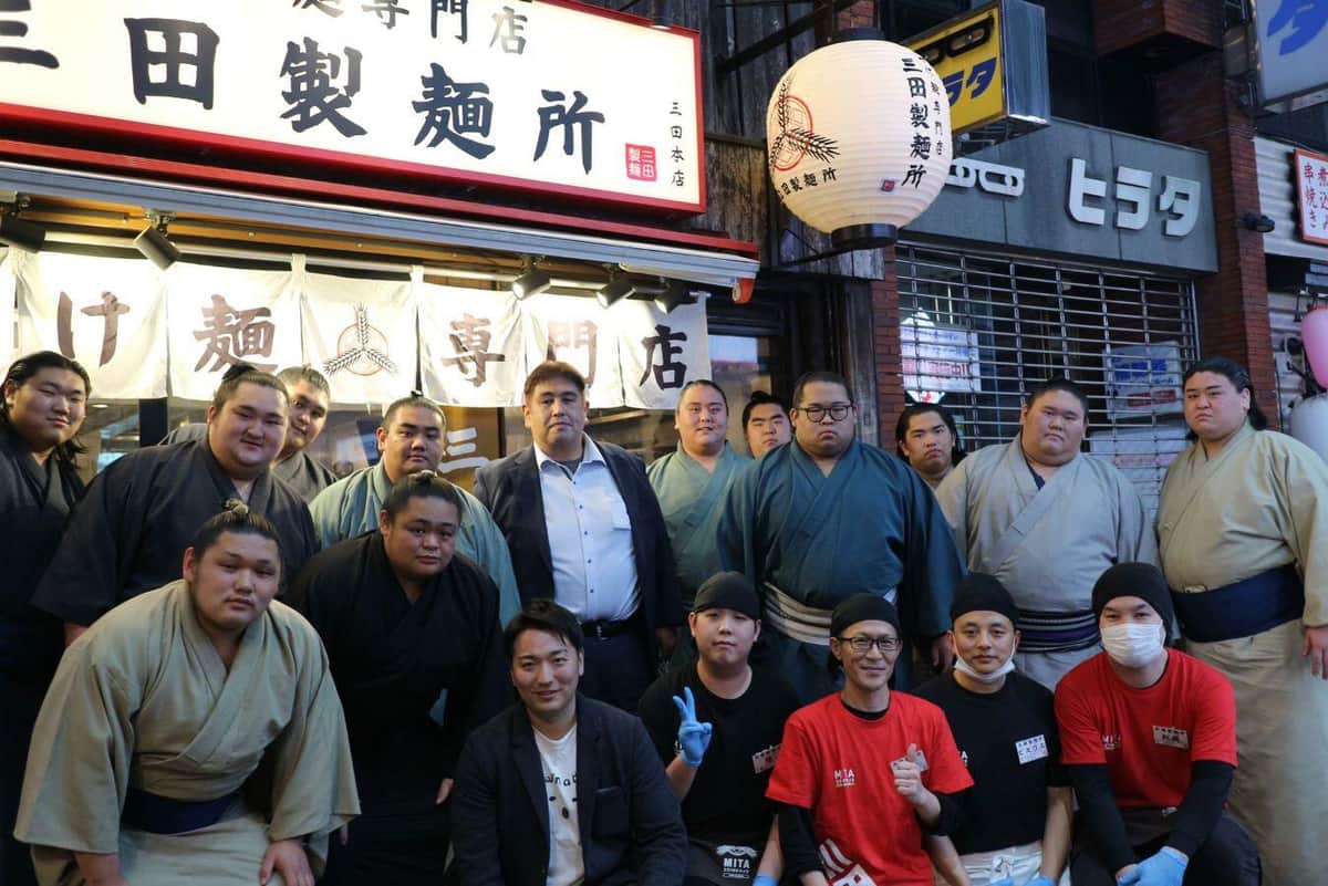 「食べっぷりの良さに感動」「迫力がある」つけ麺すする力士たち　二子山部屋、食事動画でYouTube人気「急上昇」