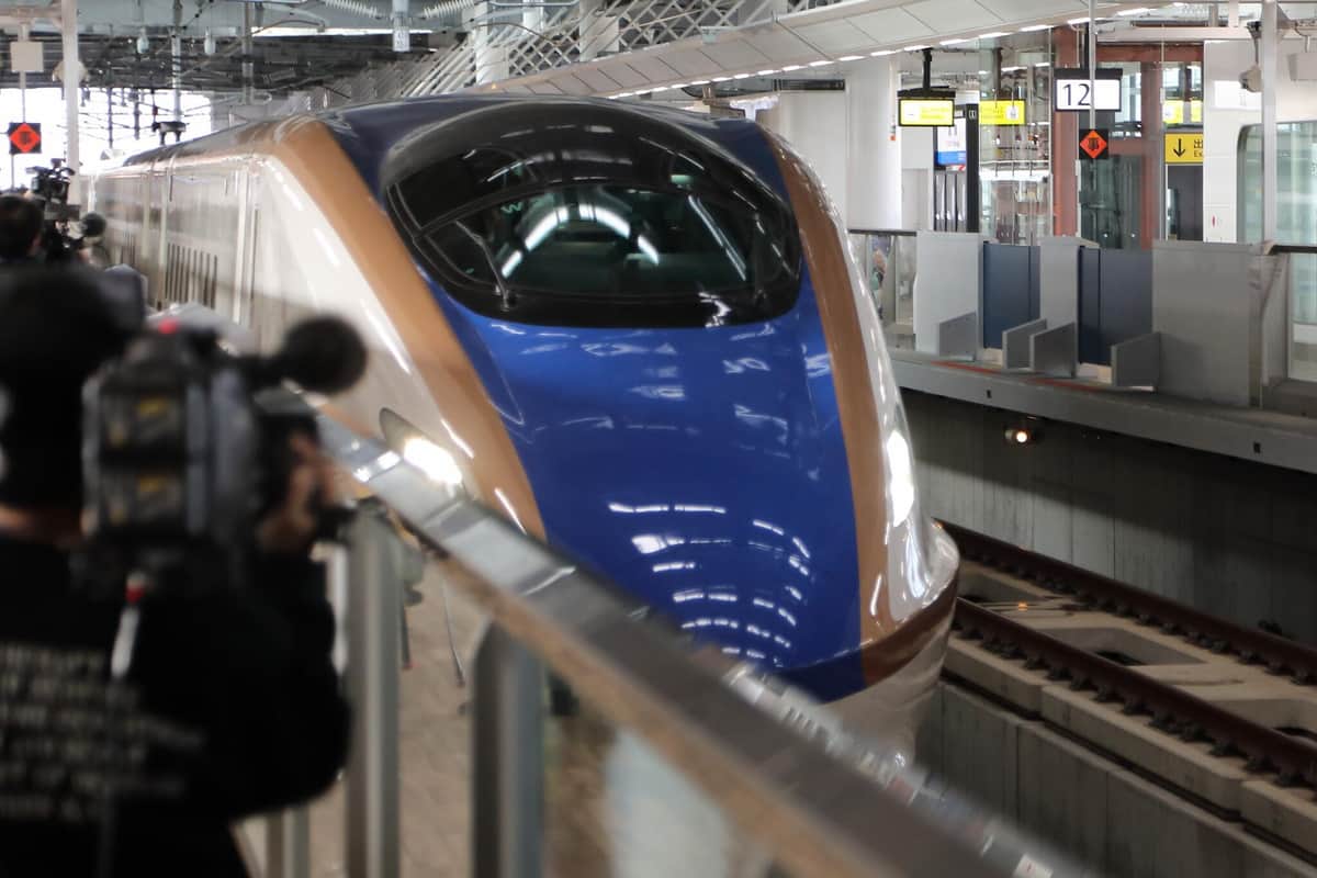 開業後は見られない「サンダーバードとの並走」も　記者が乗った、敦賀-金沢「試乗会特別列車」の57分