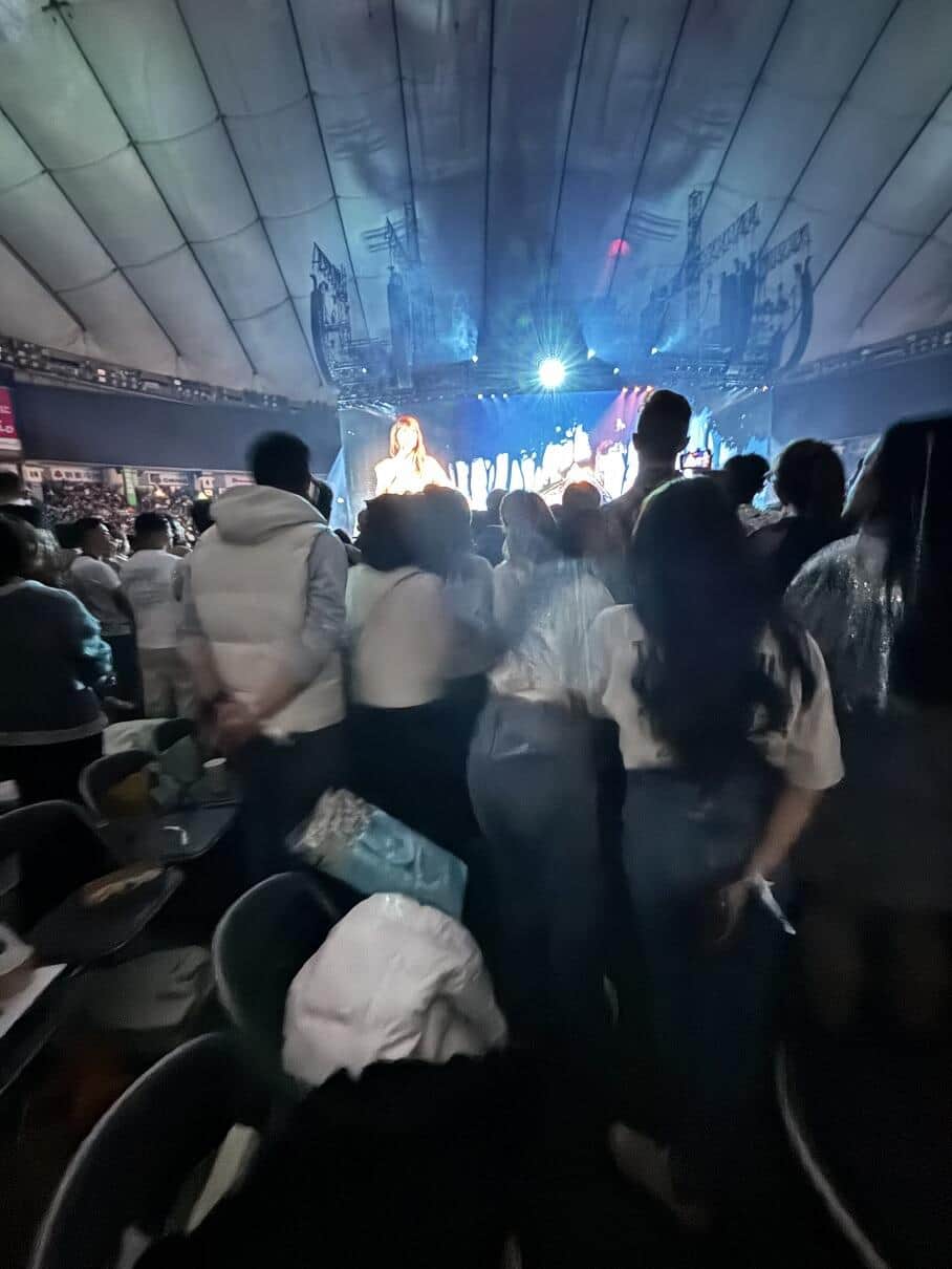 VIP1席の前に立つ大勢の客（写真は、X投稿者提供）