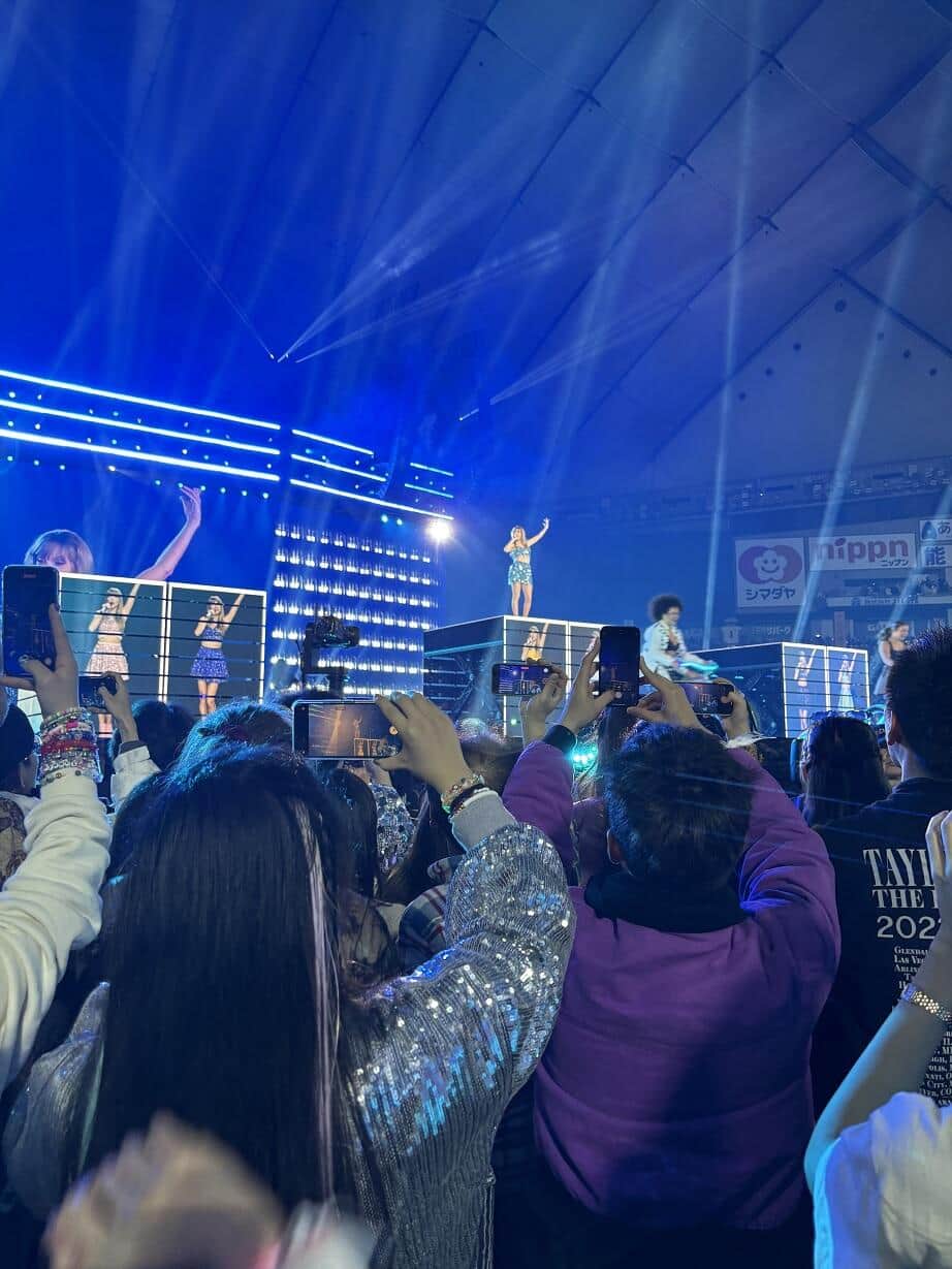 スマホを掲げる客も多く…（写真は、X投稿者提供）