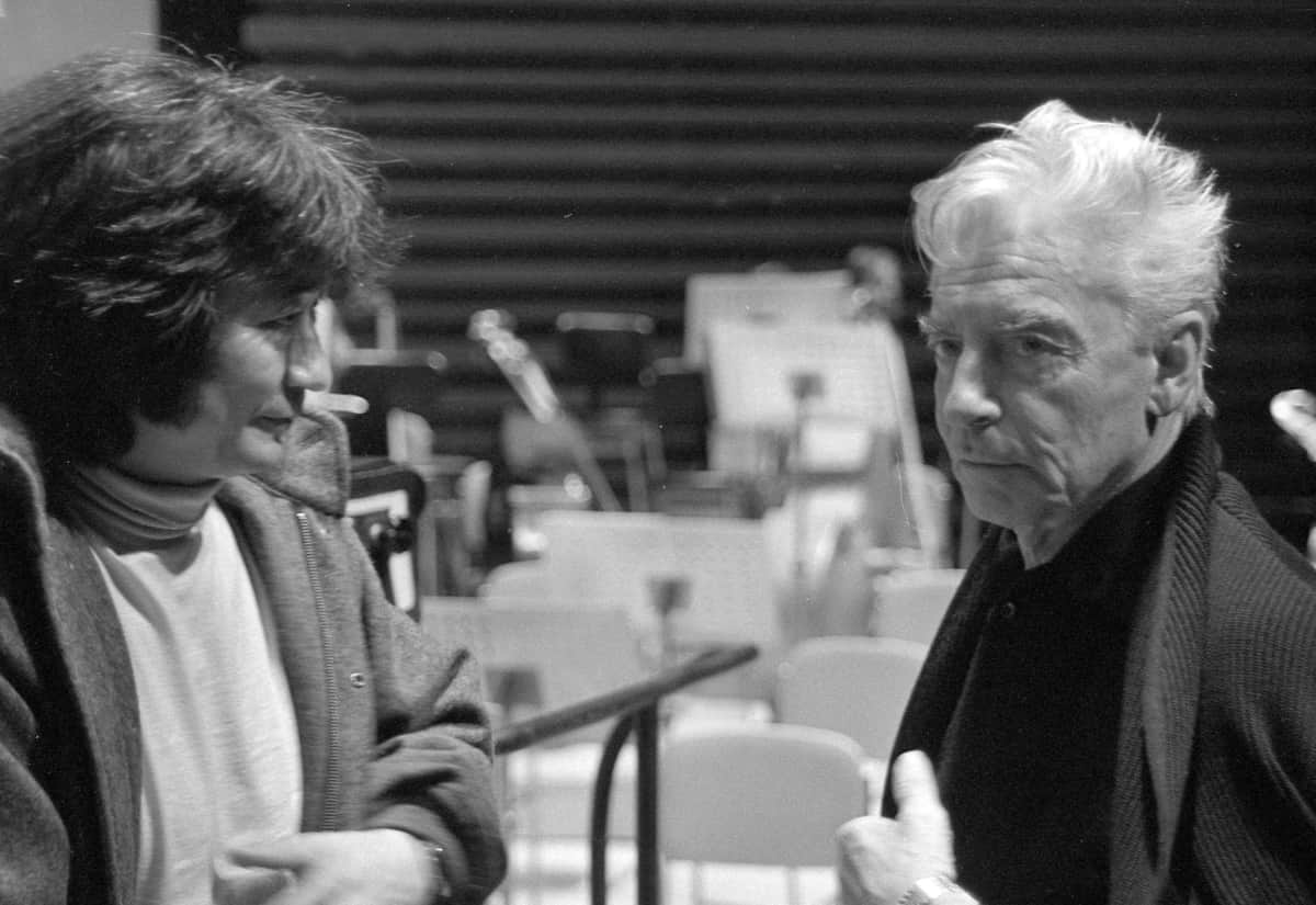 ヘルベルト・フォン・カラヤン氏とのツーショット。1982年（写真：Fujifotos/アフロ）