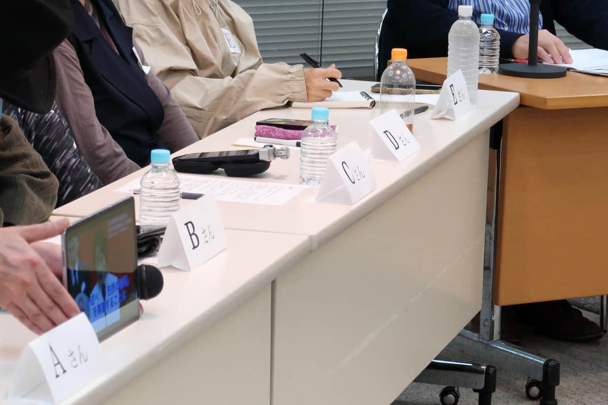 記者会見には11人が登壇した