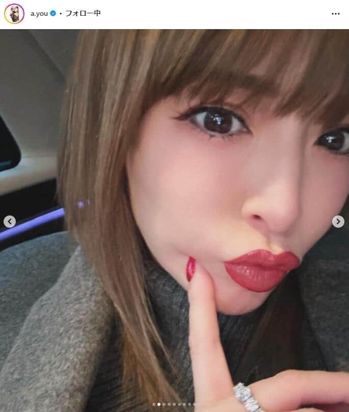 浜崎あゆみのスマホケースが「顔2個分ある」　サイズにファン仰天「でっか！」「文字が打ててるのか気になる笑」